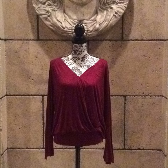 Stunning top with bell sleeve - Picture 3 of 6